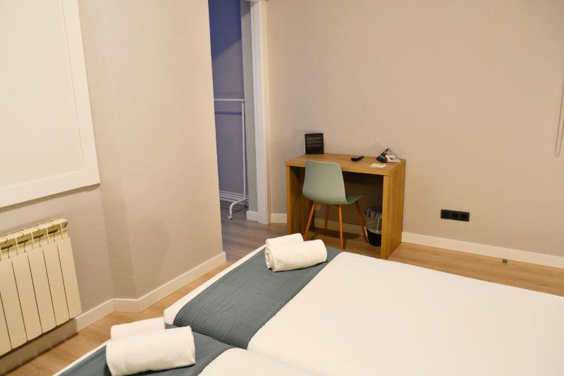Economy Double Room image 4