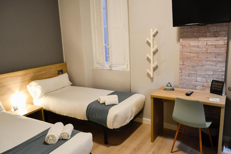 Standard Twin Room image 1