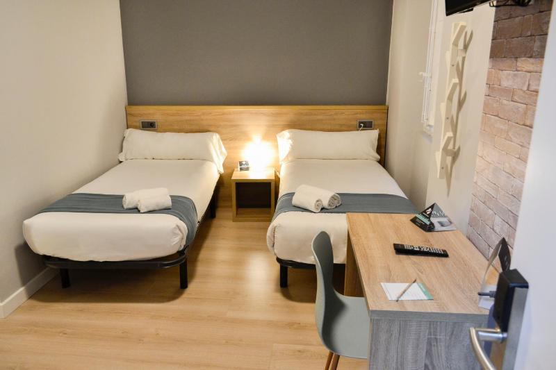 Standard Twin Room image 3
