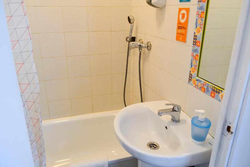 Single Room image 3