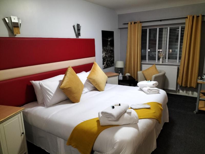 Deluxe King Room image 4