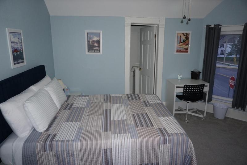 Standard Queen Room image 3