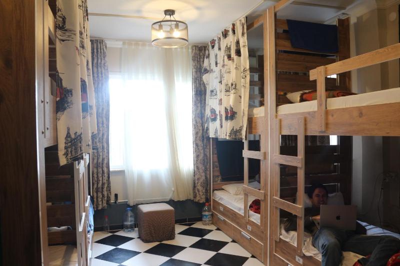 Bed in 8-Bed Mixed Dormitory Room image 4