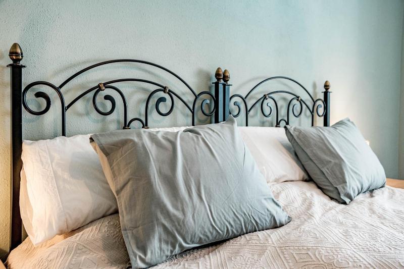Amazing 2-Bedroom Retreat in Nueva Andalucia Steps from Centro Plaza - image 46