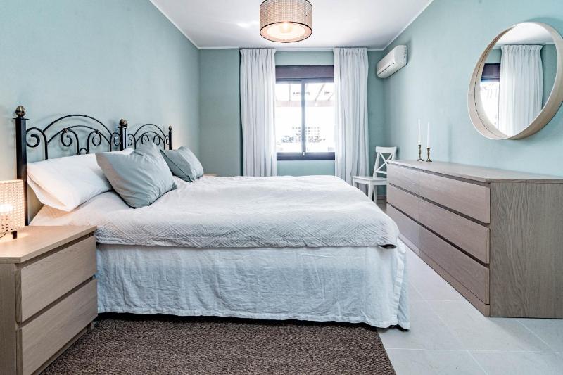 Amazing 2-Bedroom Retreat in Nueva Andalucia Steps from Centro Plaza - image 36