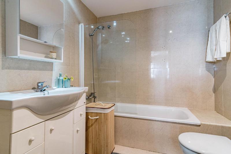 Amazing 2-Bedroom Retreat in Nueva Andalucia Steps from Centro Plaza - image 9