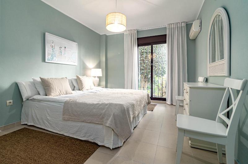Amazing 2-Bedroom Retreat in Nueva Andalucia Steps from Centro Plaza - image 27