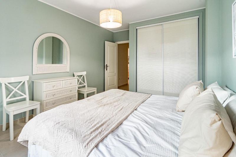 Amazing 2-Bedroom Retreat in Nueva Andalucia Steps from Centro Plaza - image 42
