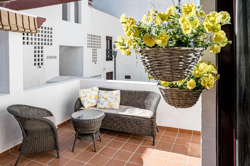 Amazing 2-Bedroom Retreat in Nueva Andalucia Steps from Centro Plaza - image 24
