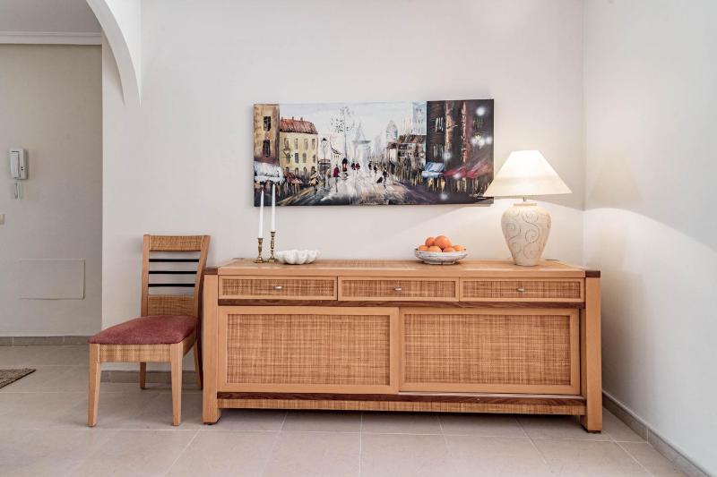 Amazing 2-Bedroom Retreat in Nueva Andalucia Steps from Centro Plaza - image 43