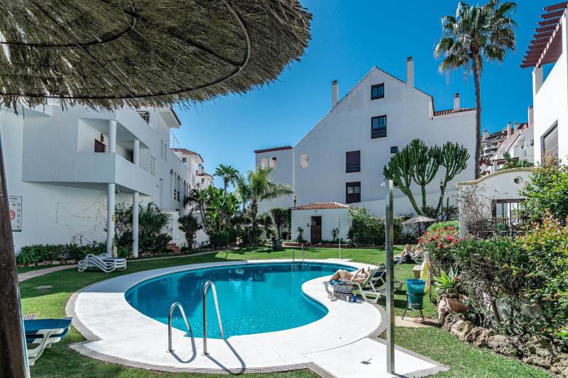 Amazing 2-Bedroom Retreat in Nueva Andalucia Steps from Centro Plaza - image 10