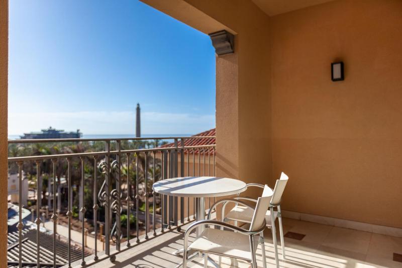 Deluxe Double Room with View image 3