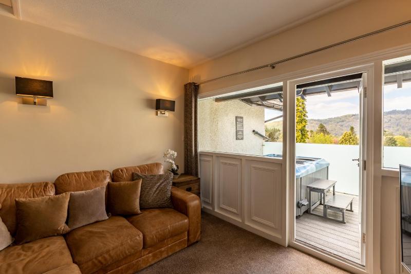 Lake Suite with Hot Tub image 3