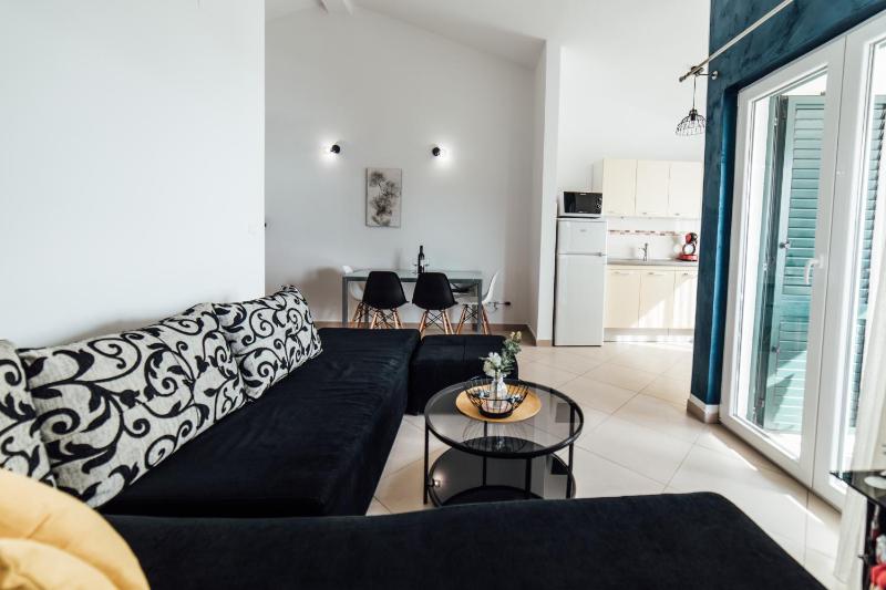  Luxury One-Bedroom Apartment with Balcony and Sea View (4  adults) image 2