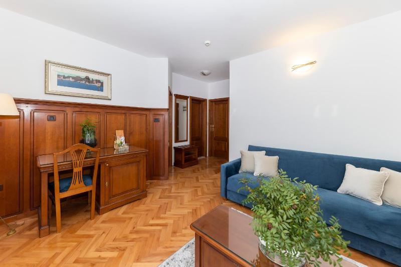 Junior Suite with Balcony and Sea View image 3