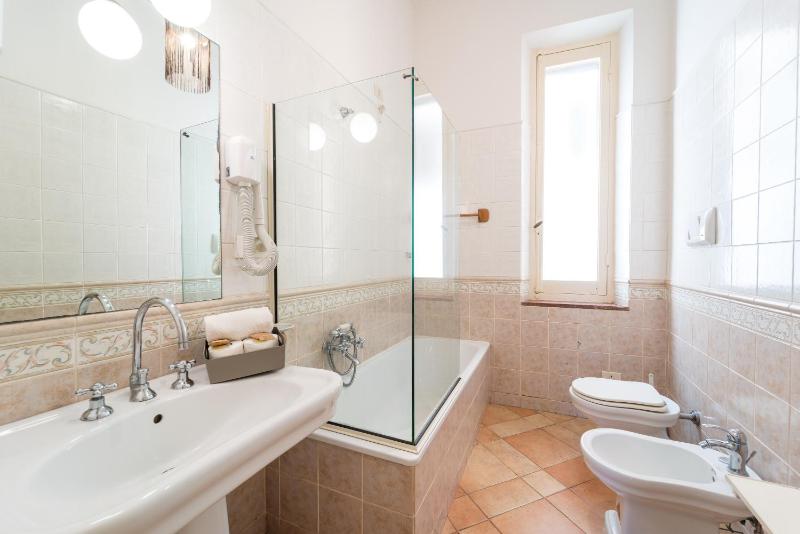 Standard Double Room image 3
