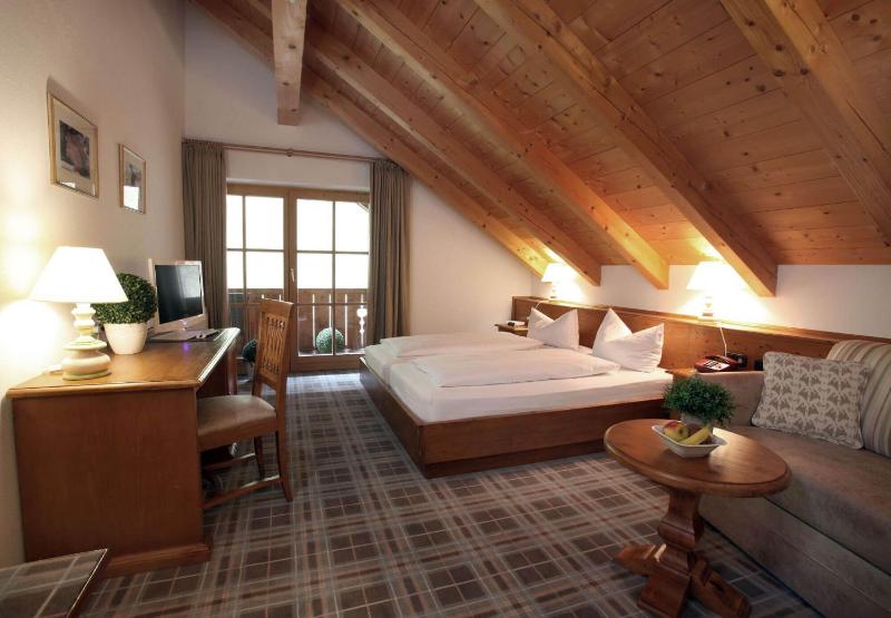 Double Room with Balcony image 4