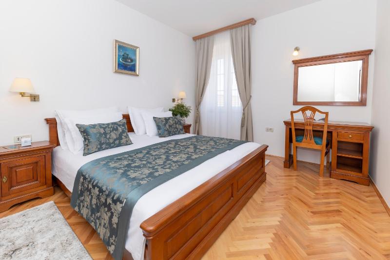 Deluxe Double Room image 3