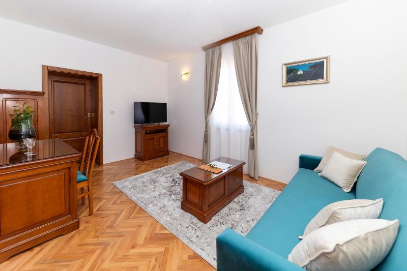 Deluxe Double Room image 4