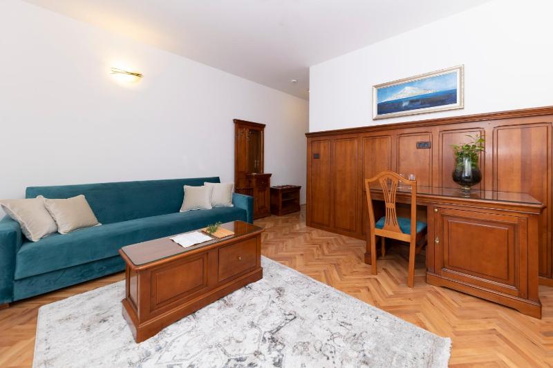 Deluxe Double Room image 1