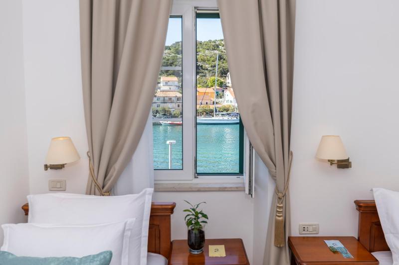 Deluxe Twin Room with Sea View image 3