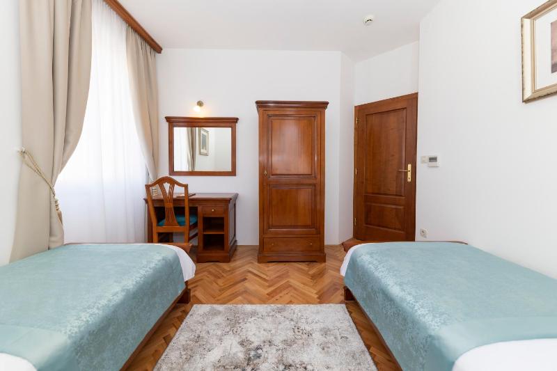 Deluxe Twin Room with Sea View image 4