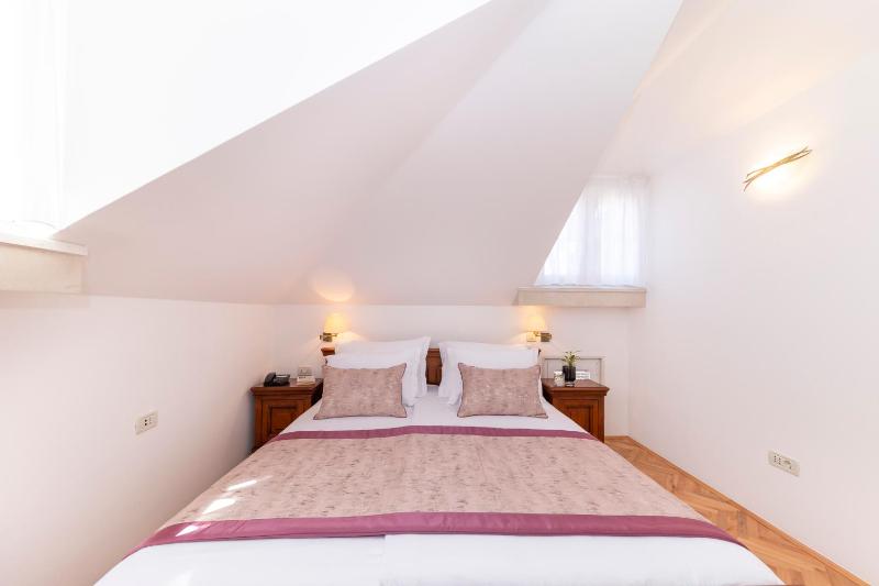 Deluxe Double Room with Terrace image 3