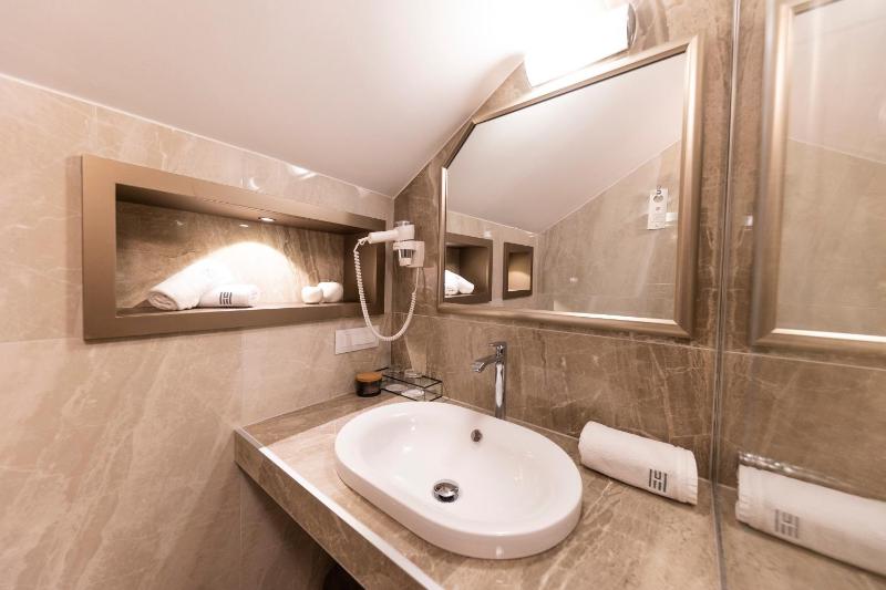 Deluxe Double Room with Terrace image 2