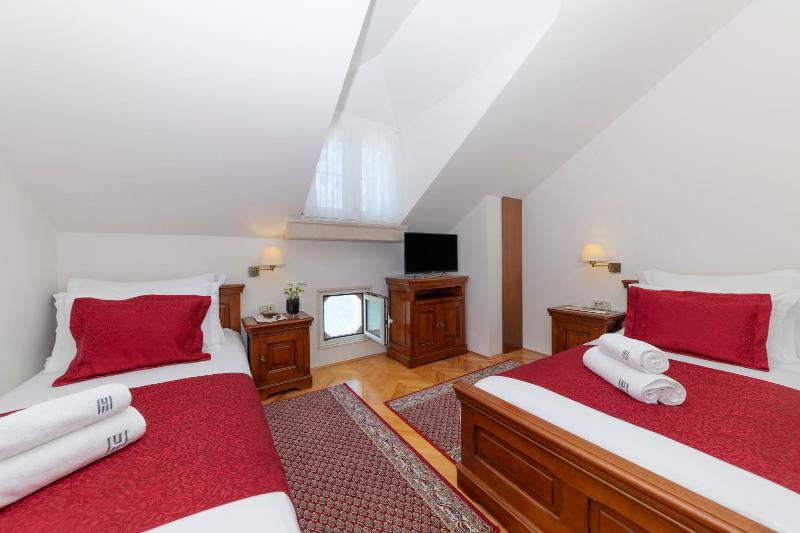 Standard Twin Room image 4
