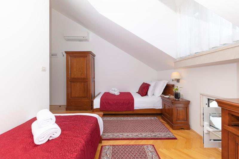 Standard Twin Room image 3
