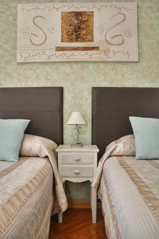 Twin Room image 3