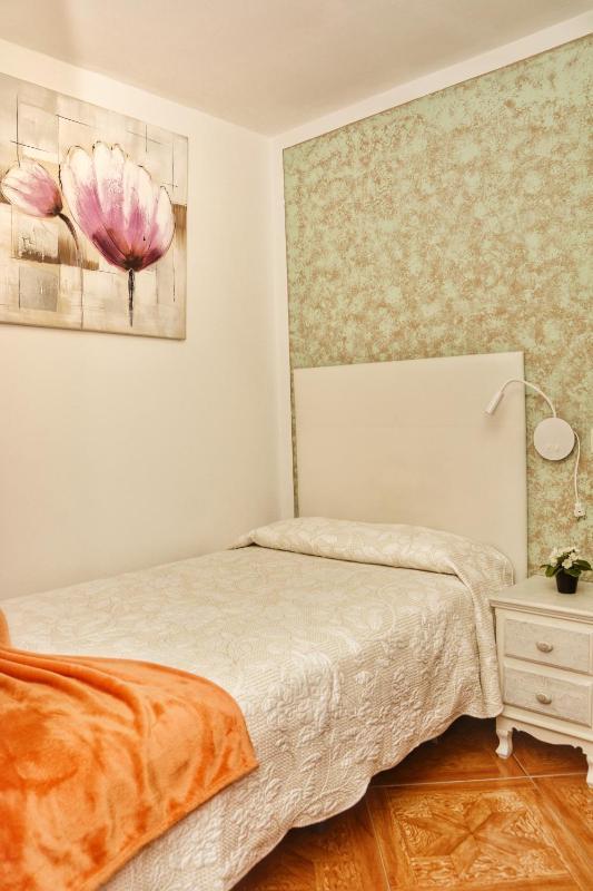 Single Room with Bathroom image 1