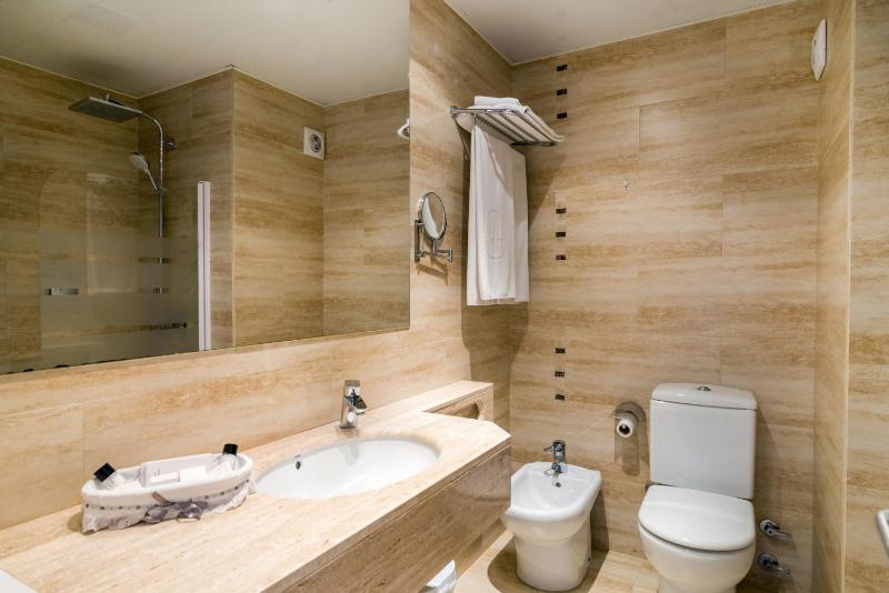 Deluxe Double Room with Balcony and Sea View image 3