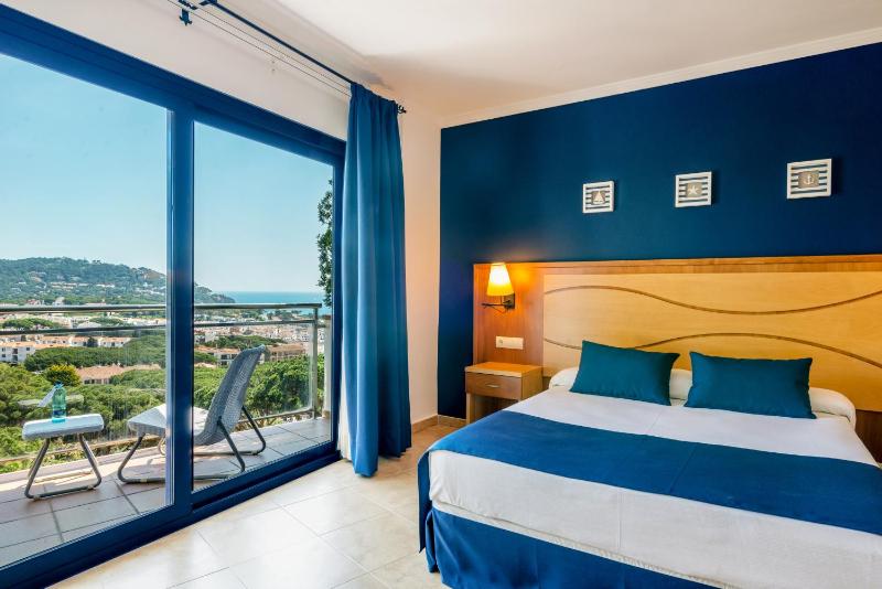 Superior Twin Room with Sea View image 3