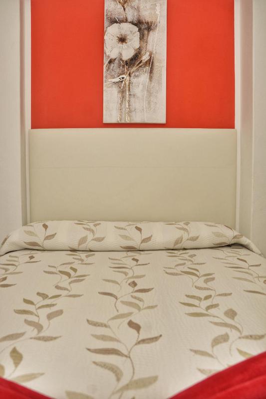 Single Room with Bathroom image 3