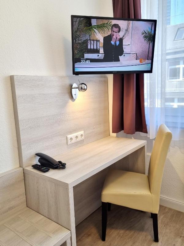 Single Room with Shared Bathroom image 2