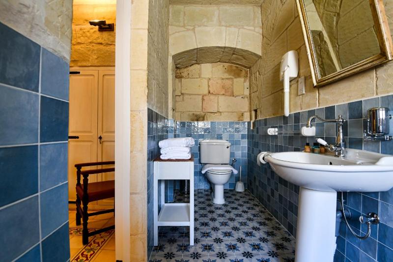 Double or Twin Room image 3