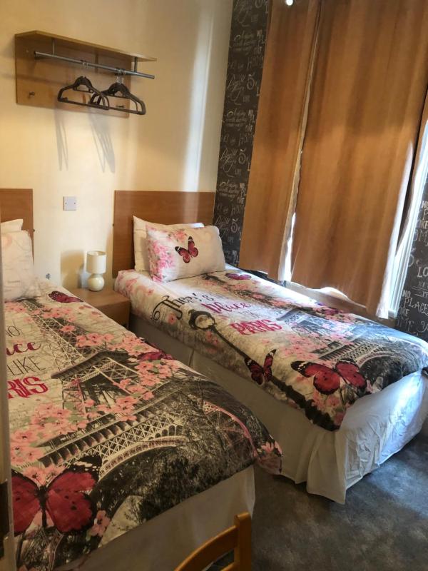 Twin Room with Private Bathroom image 1
