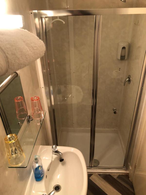 Twin Room with Private Bathroom image 4