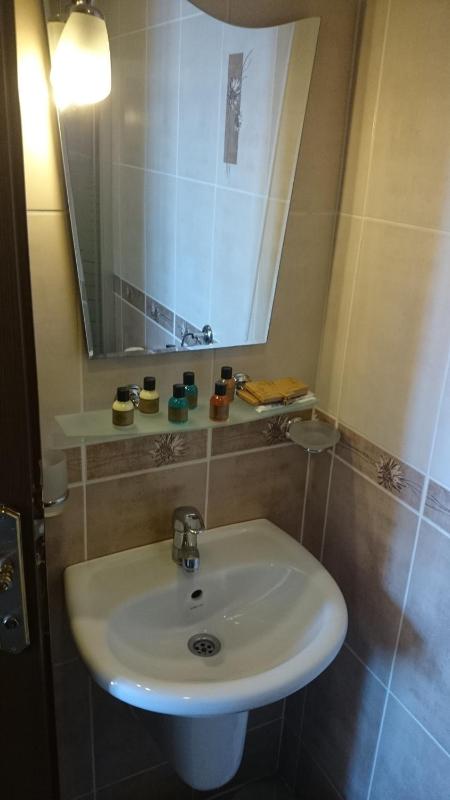 Standard Triple Room with Street View image 2