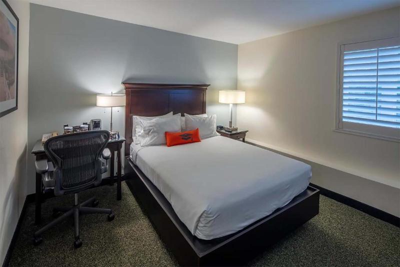 1 Queen Bed, Deluxe Mobility Accessible Room, Non-Smoking image 2