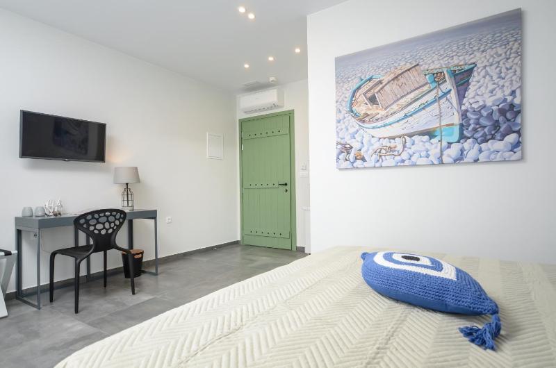 Superior Double Room with Garden View image 4