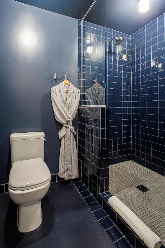 Standard King Room image 4