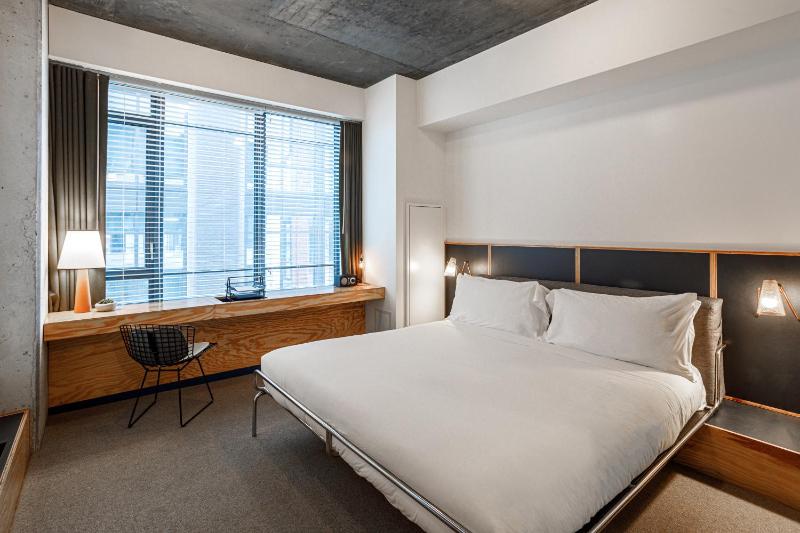 Standard King Room image 2