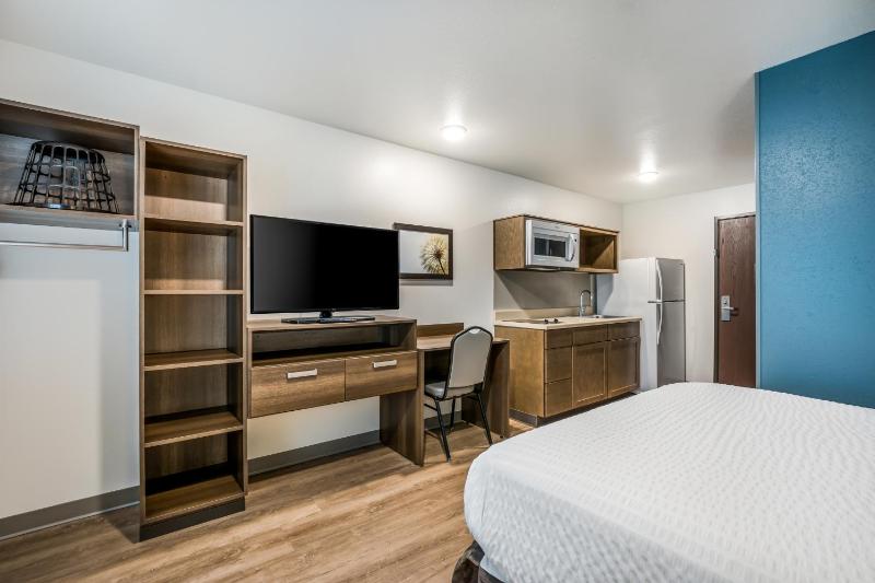 Queen Room with Roll-In Shower - Accessible/Non Smoking image 2