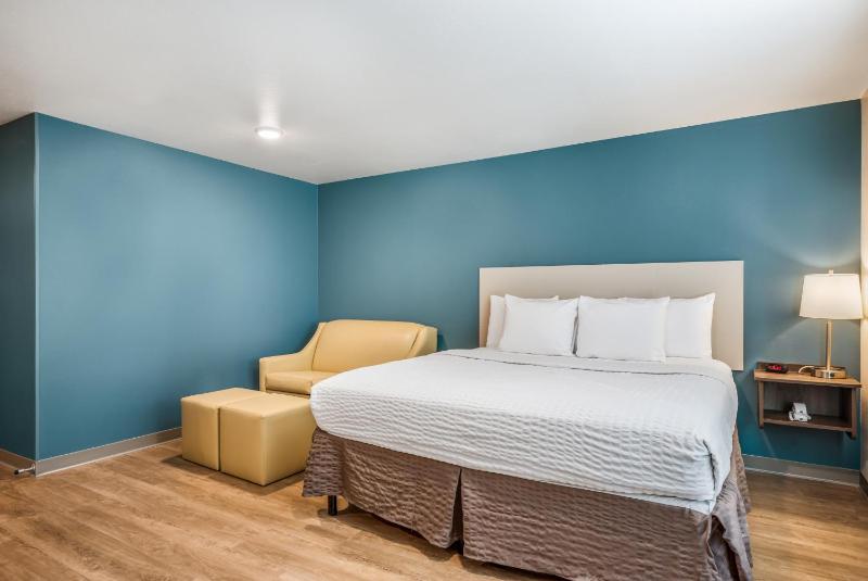 Queen Room with Tub - Accessible/Non Smoking image 3