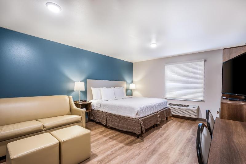 Queen Room with Tub - Accessible/Non Smoking image 2