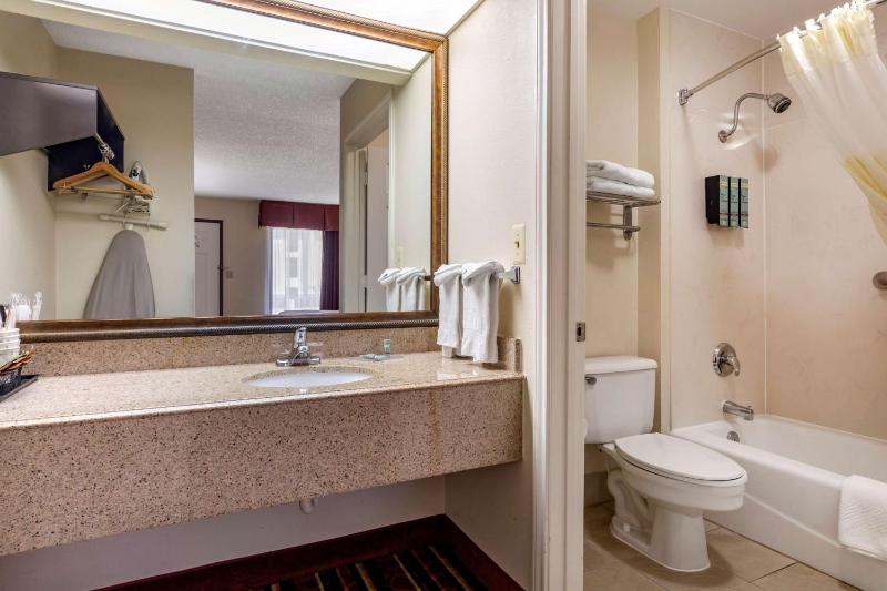 King Room with Spa Bath - Smoking image 2