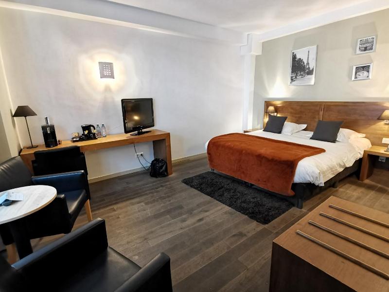 Deluxe Double Room image 2