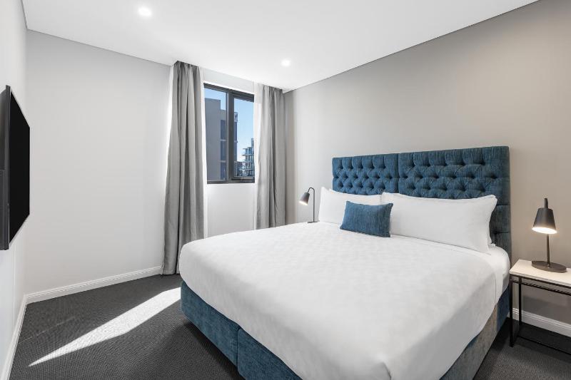 One-Bedroom Accessible Suite image 3
